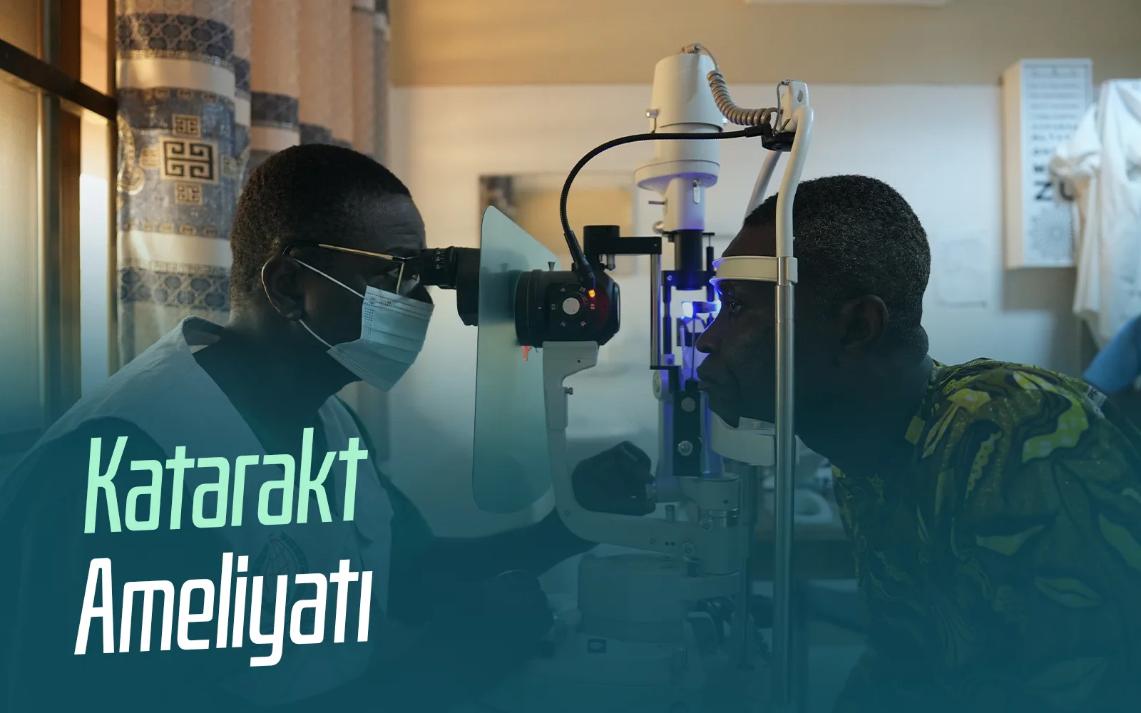 Katarakt ameliyatı bağışı sonrası gözü muayene edilen yaşlı hasta