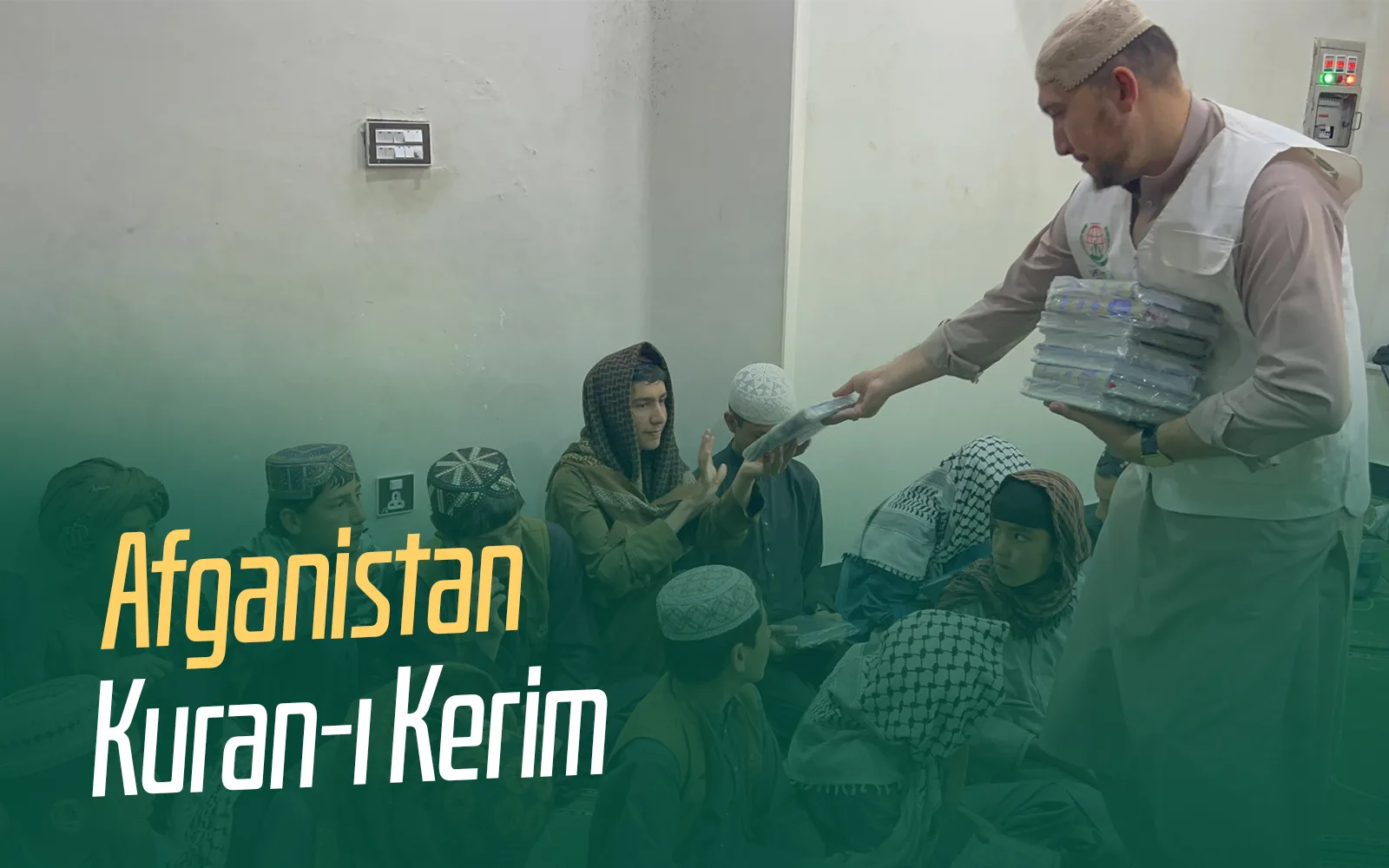 Kuran bağışı ile Kur'an-ı Kerim okuyan öğrenciler