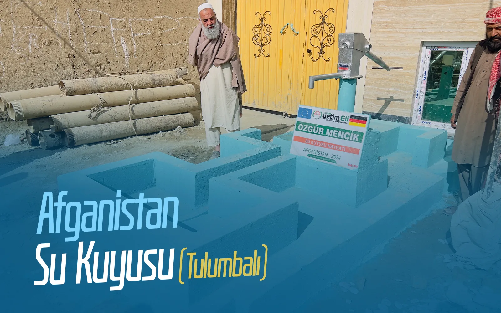Tulumbalı su kuyusu bağışı ile Afganistan köyünde el pompasından su alan çocuklar