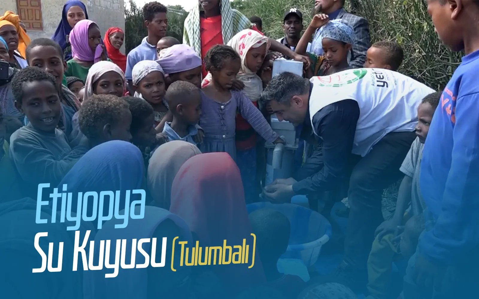 Tulumbalı su kuyusu bağışı ile Etiyopya köyünde el pompasından su alan çocuklar