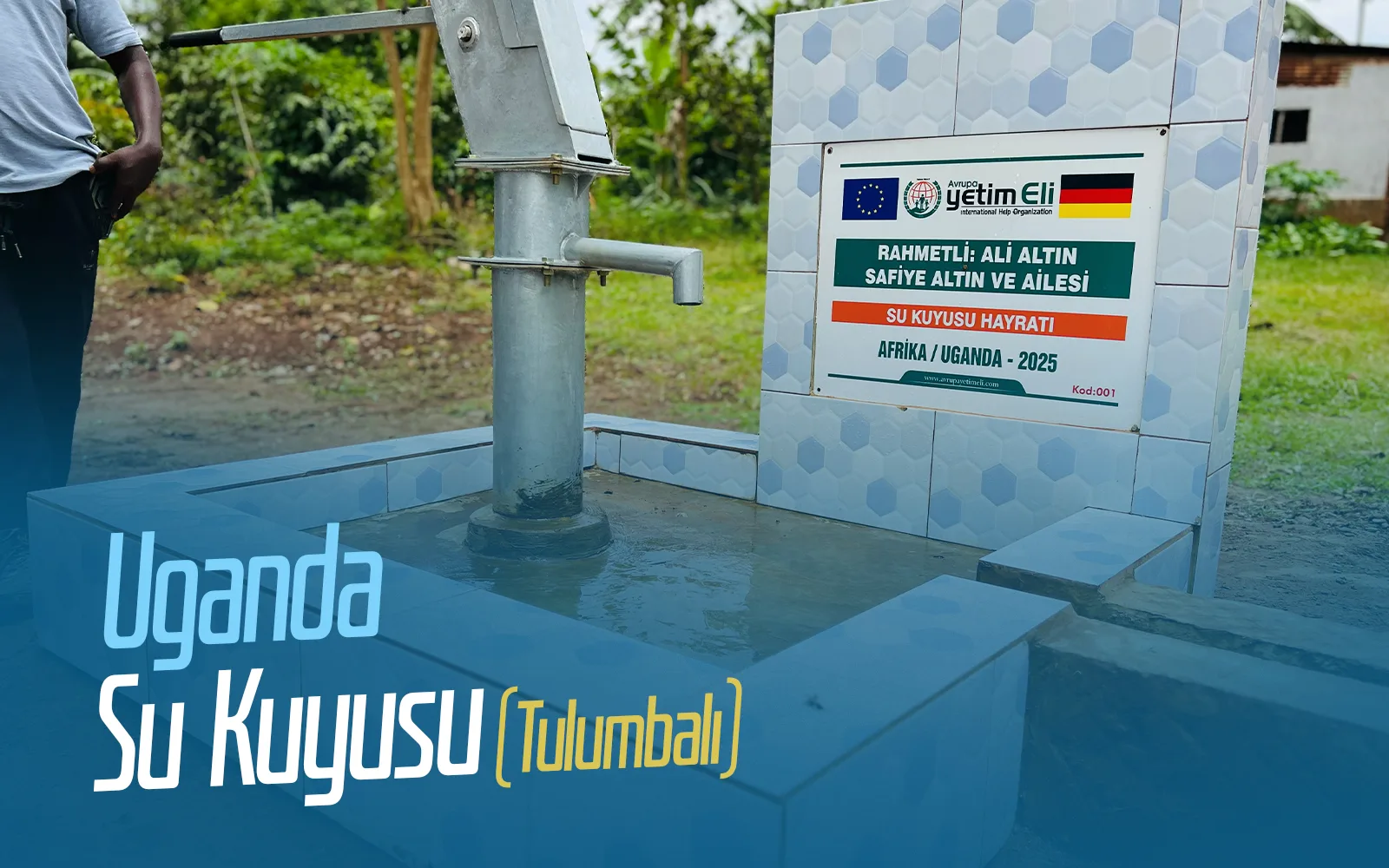 Kinder holen Wasser an der Handpumpe eines gespendeten Brunnens in einem Dorf in Uganda
